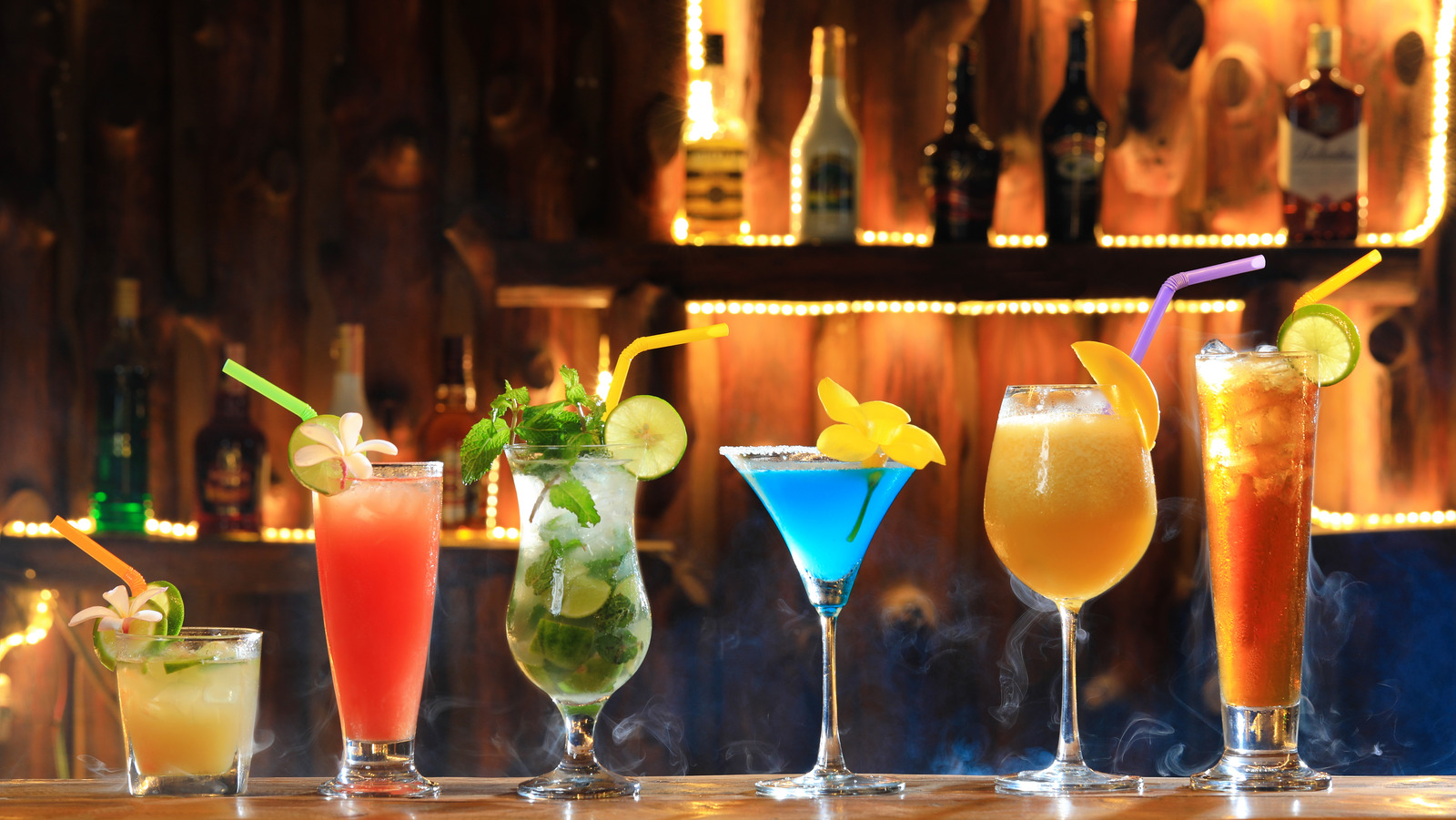 alcohol,tropical,coctails,in,the,bar